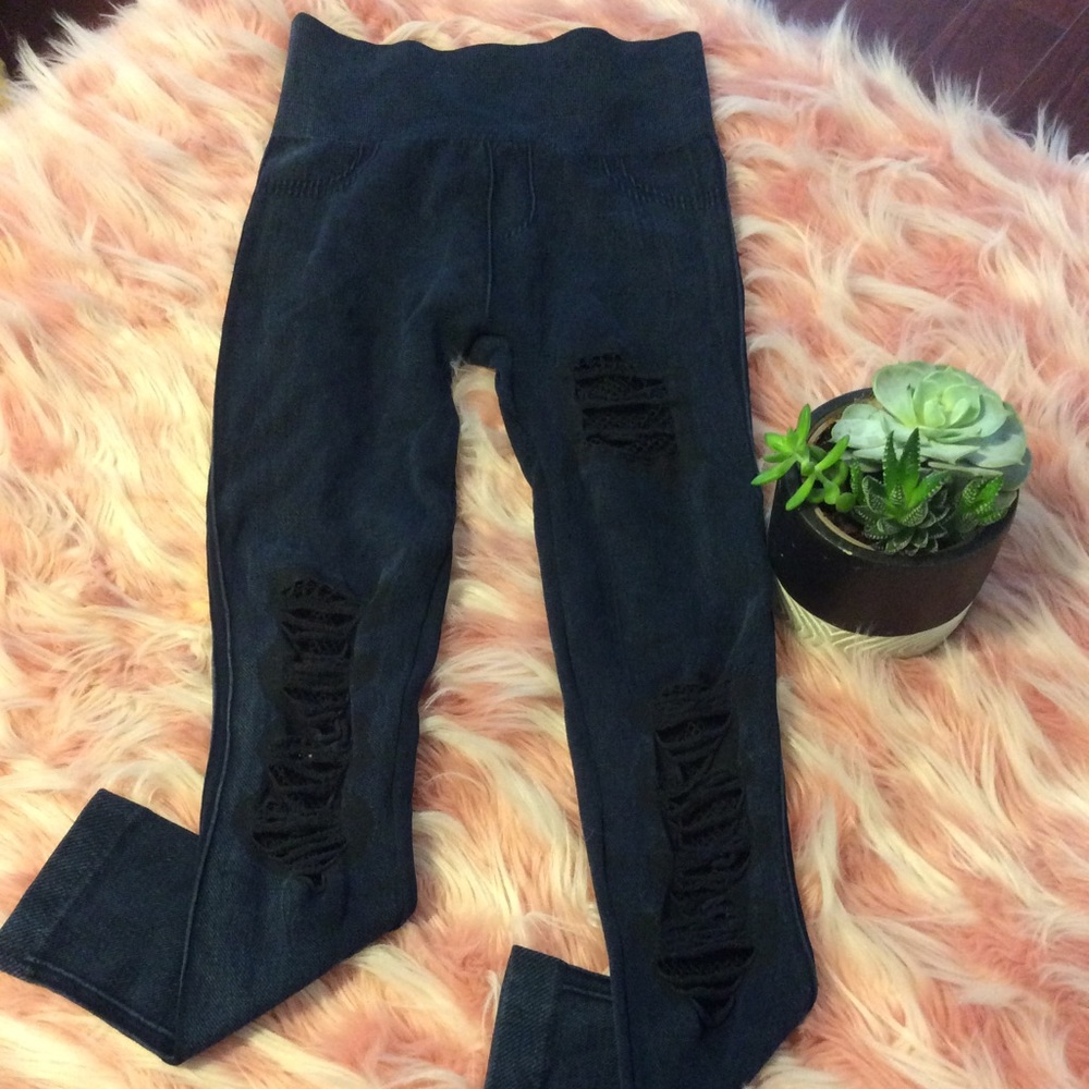 Distressed leggings 🔥